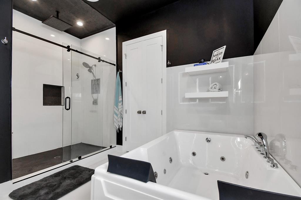 Walk-in shower with frameless glass