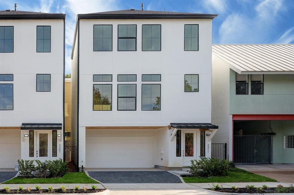 Front elevation on Yupon Street